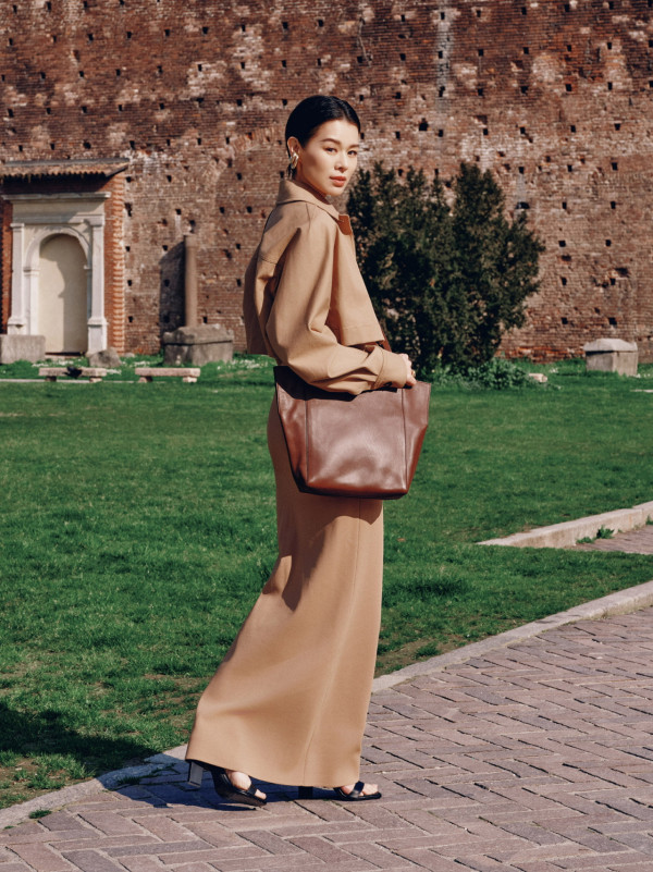 42歲人氣天后蔡卓妍首征米蘭時裝週 托胸馬甲上陣 偏平身材忽然有料 