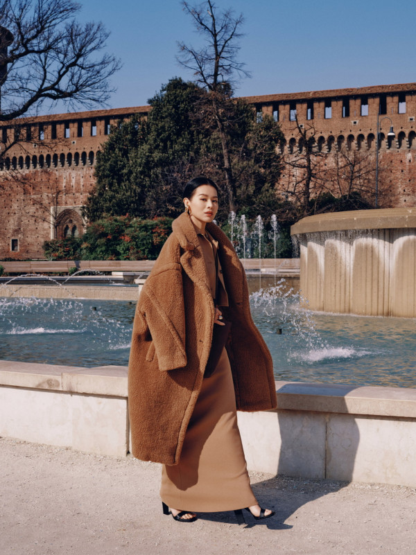 42歲人氣天后蔡卓妍首征米蘭時裝週 托胸馬甲上陣 偏平身材忽然有料 