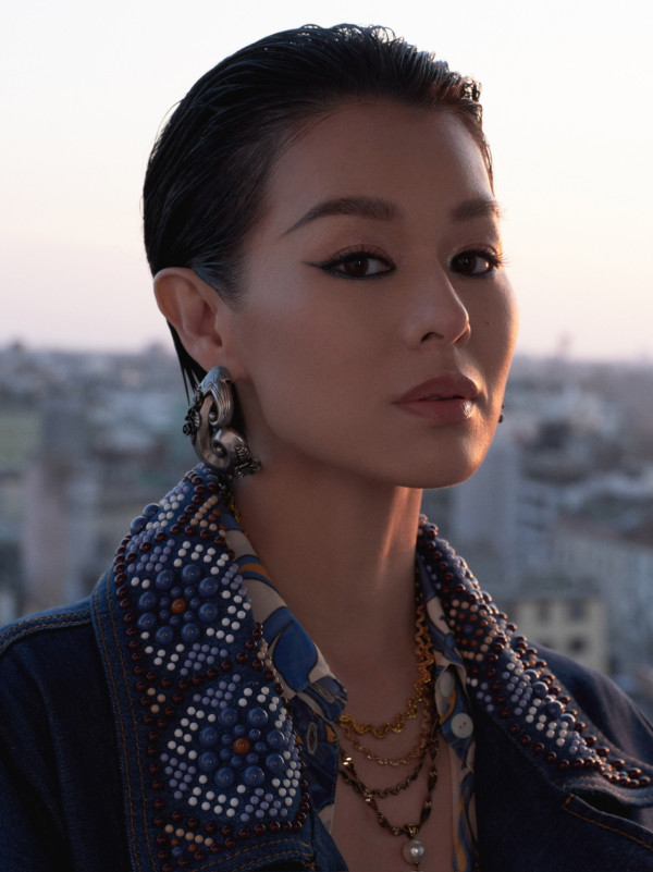 42歲人氣天后蔡卓妍首征米蘭時裝週 托胸馬甲上陣 偏平身材忽然有料 