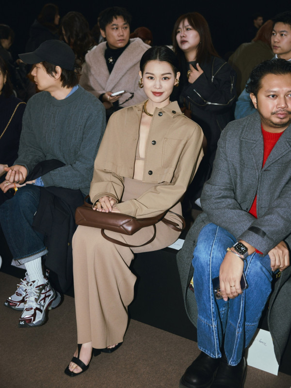 42歲人氣天后蔡卓妍首征米蘭時裝週 托胸馬甲上陣 偏平身材忽然有料 