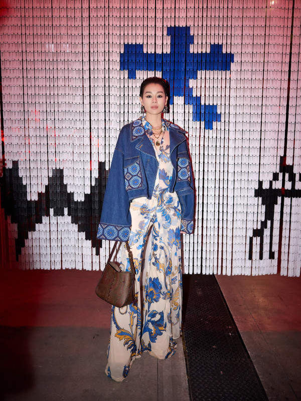 42歲人氣天后蔡卓妍首征米蘭時裝週 托胸馬甲上陣 偏平身材忽然有料 