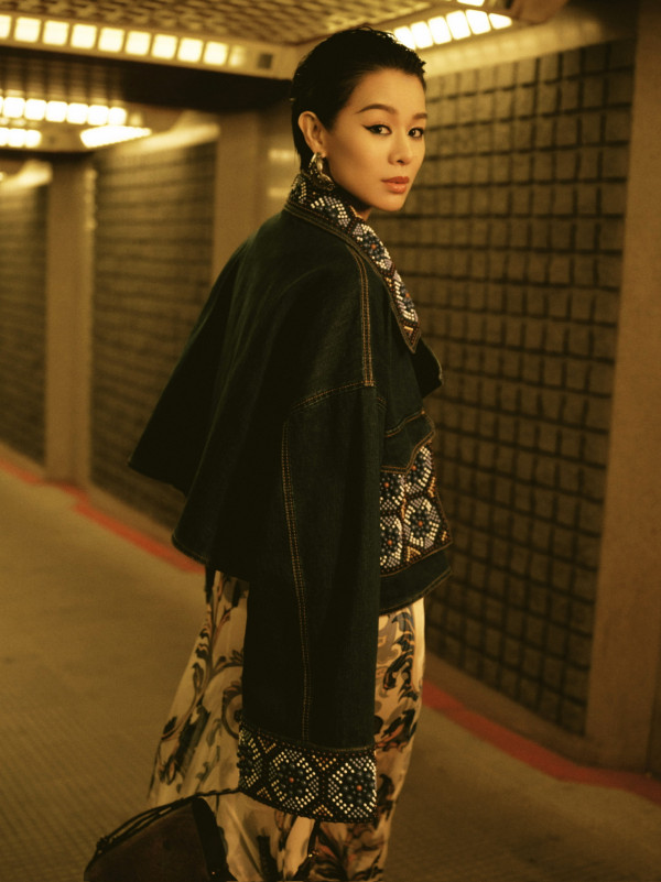 42歲人氣天后蔡卓妍首征米蘭時裝週 托胸馬甲上陣 偏平身材忽然有料 