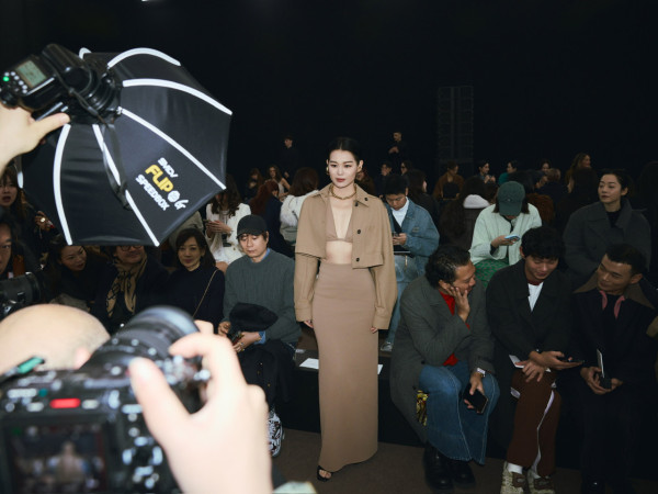 42歲人氣天后蔡卓妍首征米蘭時裝週 托胸馬甲上陣 偏平身材忽然有料 