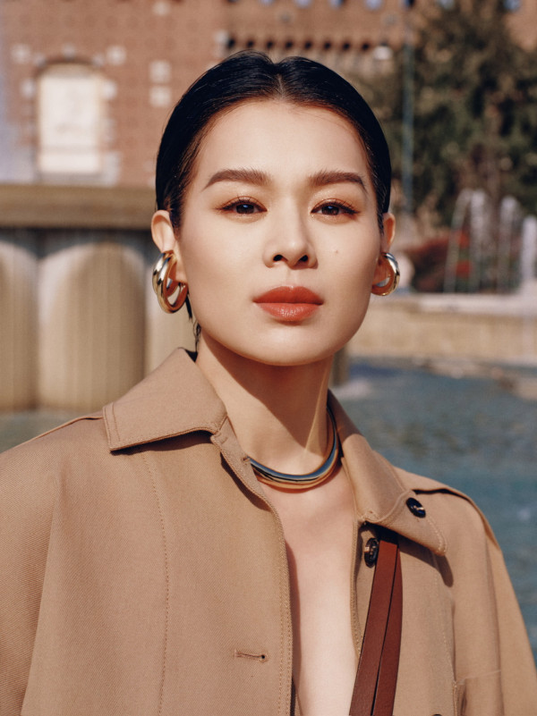 42歲人氣天后蔡卓妍首征米蘭時裝週 托胸馬甲上陣 偏平身材忽然有料 