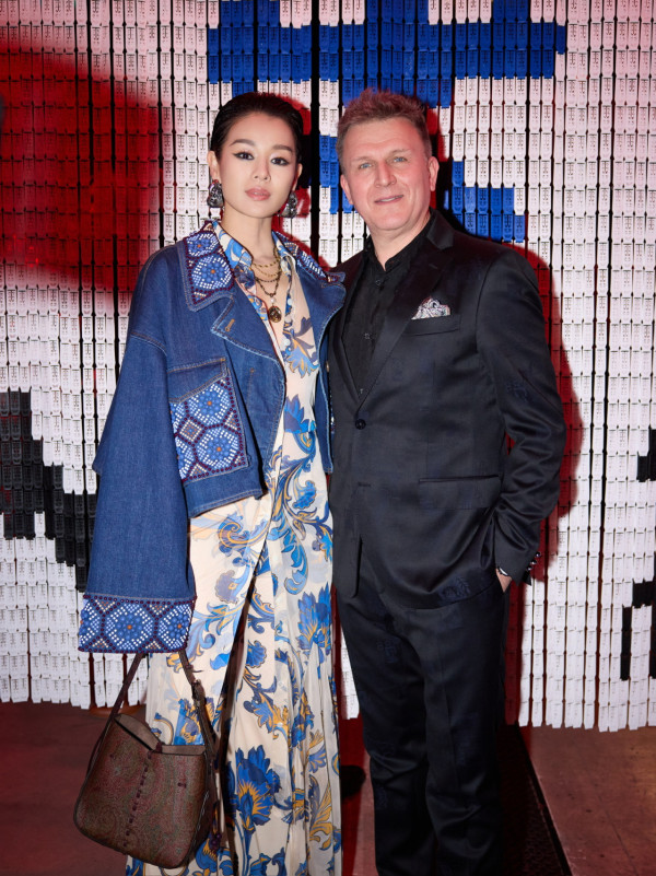 42歲人氣天后蔡卓妍首征米蘭時裝週 托胸馬甲上陣 偏平身材忽然有料 