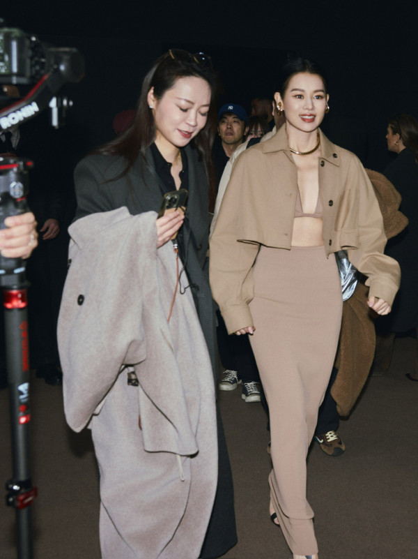 42歲人氣天后蔡卓妍首征米蘭時裝週 托胸馬甲上陣 偏平身材忽然有料 