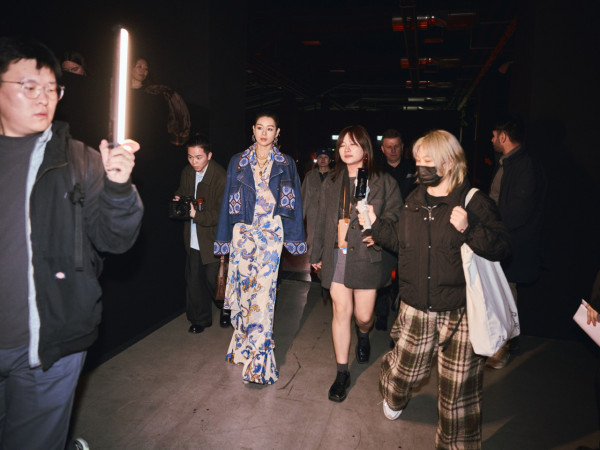 42歲人氣天后蔡卓妍首征米蘭時裝週 托胸馬甲上陣 偏平身材忽然有料 