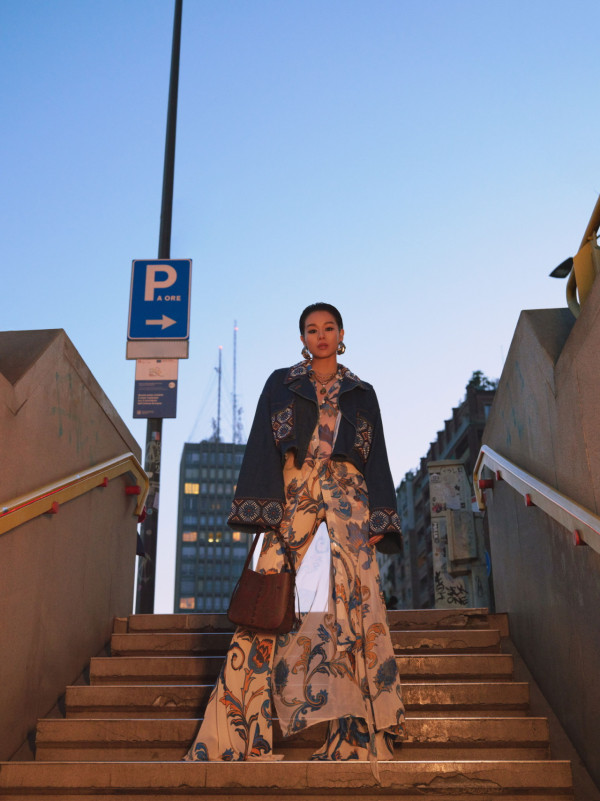 42歲人氣天后蔡卓妍首征米蘭時裝週 托胸馬甲上陣 偏平身材忽然有料 