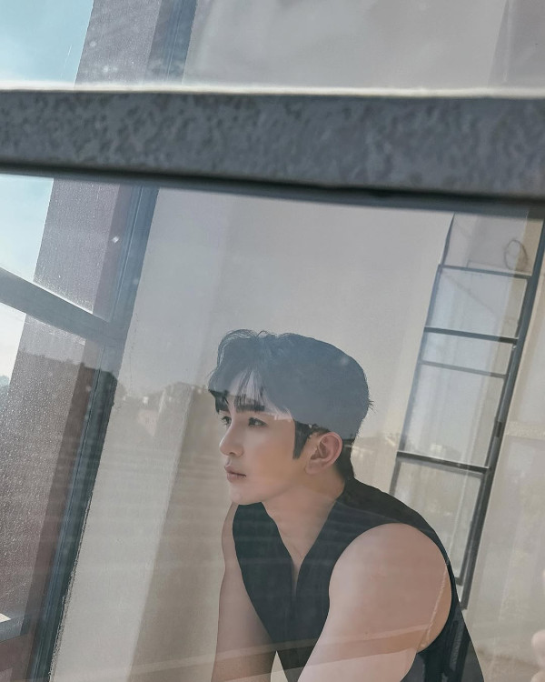 42歲人氣天后蔡卓妍首征米蘭時裝週 托胸馬甲上陣 偏平身材忽然有料 