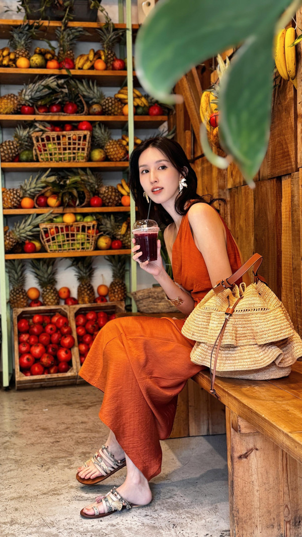 才女港姐返加拿大豪宅曝光 53歲保養得宜被封凍齡女神!