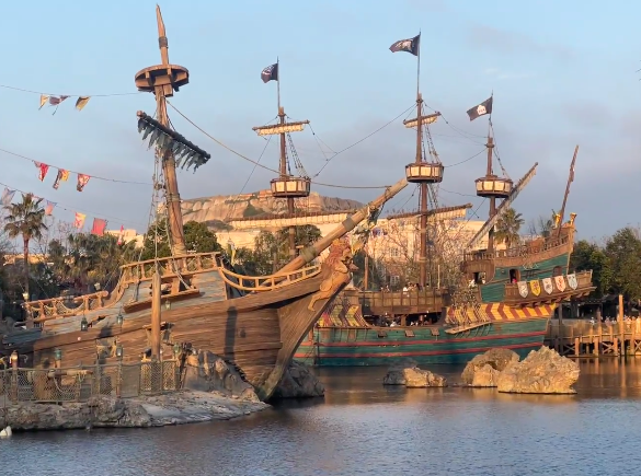 加州迪士尼設施大排長龍 父母為享二人世界將BB車連孩子棄路邊