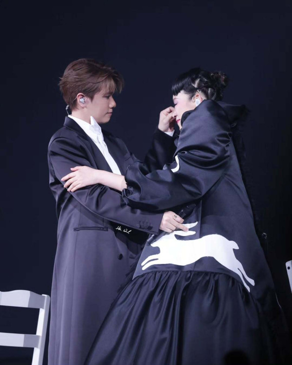 張敬軒激罕素顏現身紅館 手上一物食足20分鐘 更分享俾粉絲分甘同味 附食物店舖資料!