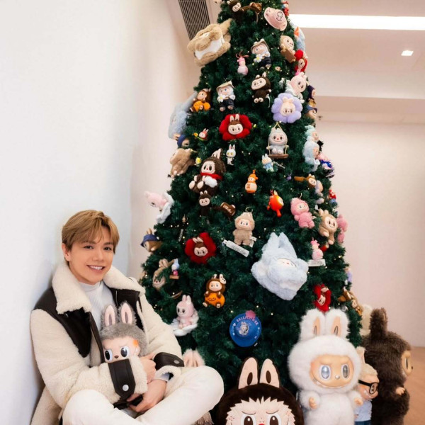 張敬軒激罕素顏現身紅館 手上一物食足20分鐘 更分享俾粉絲分甘同味 附食物店舖資料!