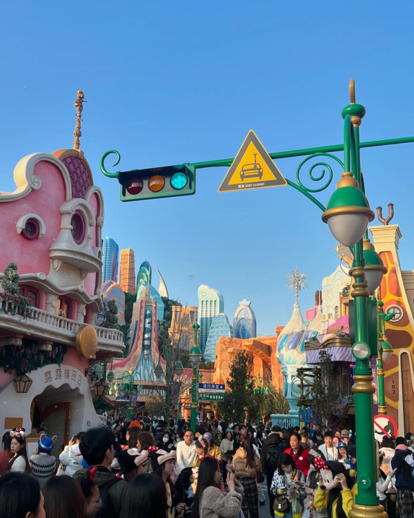 加州迪士尼設施大排長龍 父母為享二人世界將BB車連孩子棄路邊