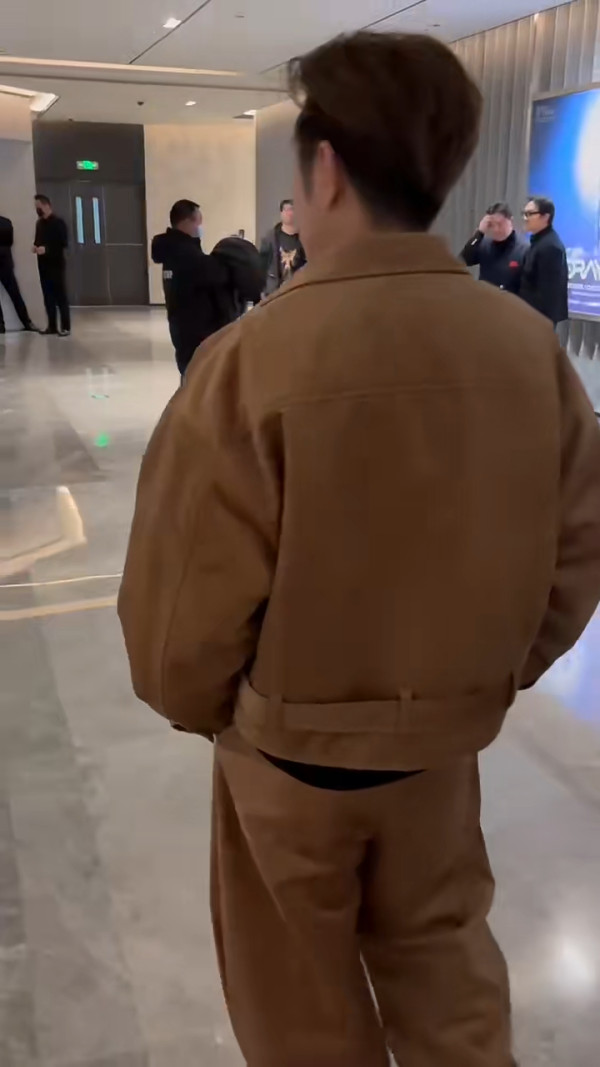 前TVB小生夫婦豪遊杜拜周身名牌放閃!嫩妻5年抱4比堅尼上陣曬超狂身材