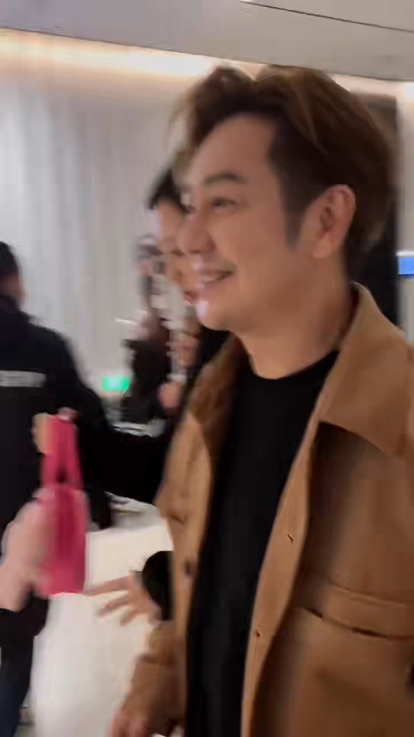 前TVB小生夫婦豪遊杜拜周身名牌放閃!嫩妻5年抱4比堅尼上陣曬超狂身材