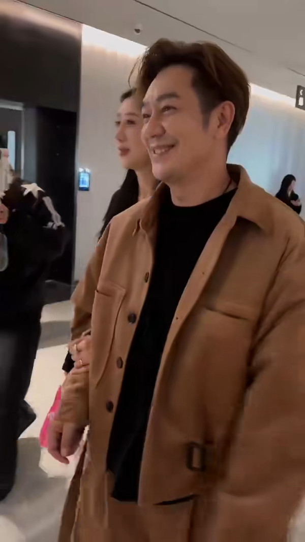 前TVB小生夫婦豪遊杜拜周身名牌放閃!嫩妻5年抱4比堅尼上陣曬超狂身材