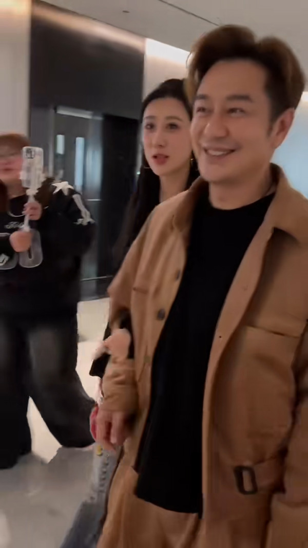 前TVB小生夫婦豪遊杜拜周身名牌放閃!嫩妻5年抱4比堅尼上陣曬超狂身材