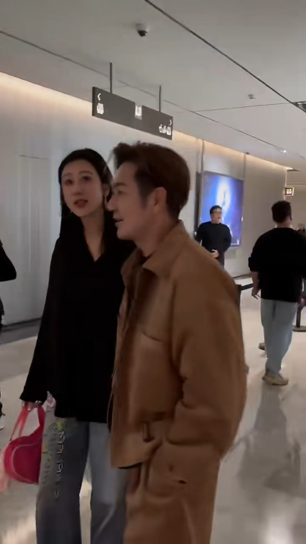 前TVB小生夫婦豪遊杜拜周身名牌放閃!嫩妻5年抱4比堅尼上陣曬超狂身材