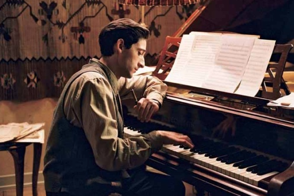 Adrien Brody在2003年憑電影《鋼琴戰曲》（The Pianist）封奧斯卡影帝（圖片來源：rottentomatoes網站）