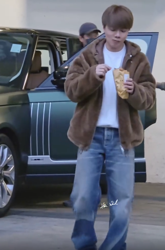 張敬軒激罕素顏現身紅館 手上一物食足20分鐘 更分享俾粉絲分甘同味 附食物店舖資料!