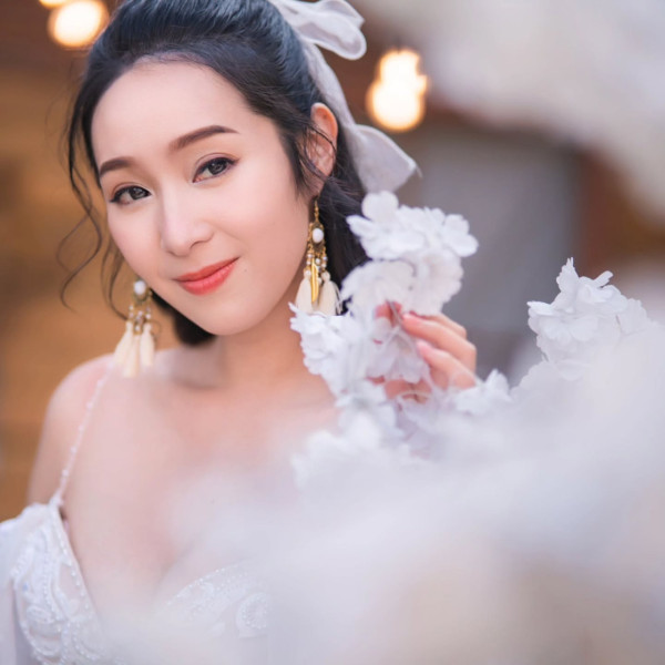 前TVB女星半裸上陣浸溫泉曬香肩 離巢大解放！罕曬出浴照僅泡泡遮胸 