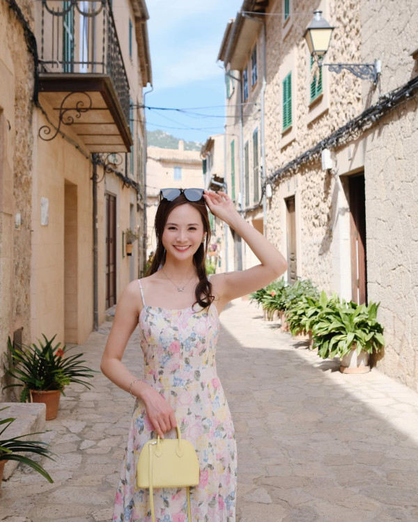 蔡嘉欣前空姐家姐曬婚照好事近 網友留言恭喜：姐姐係咪有咗？ 