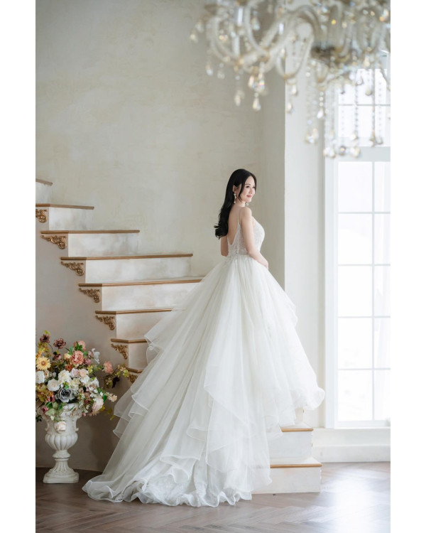 蔡嘉欣前空姐家姐曬婚照好事近 網友留言恭喜：姐姐係咪有咗？ 