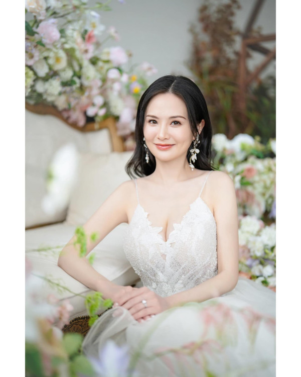 蔡嘉欣前空姐家姐曬婚照好事近 網友留言恭喜：姐姐係咪有咗？ 