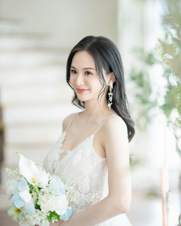 蔡嘉欣前空姐家姐曬婚照好事近 網友留言恭喜：姐姐係咪有咗？ 