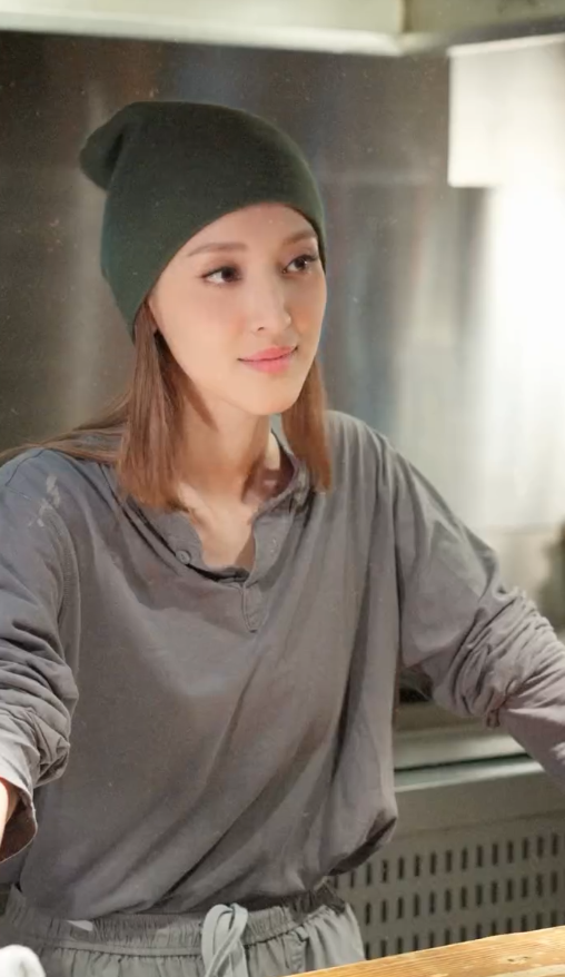 陳凱琳夫妻馬來西亞合體放閃 著全身透視晚裝 鄭嘉穎化身跟得老公 