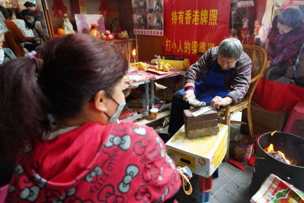 相傳驚蟄時春雷始鳴，驚醒蟄伏在地下冬眠的蟄蟲，破土而出的蛇蟲鼠蟻會吃掉農作物，影響耕作。故農民會用鞋打走害蟲，亦會拜祭百獸之首白虎，希望鎮壓害蟲。慢慢流傳到香港就演變成「打小人」的習俗。（圖片來源：HKET圖片庫）