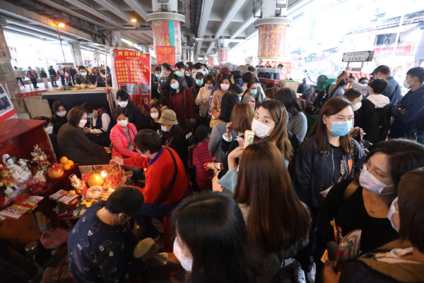 驚蟄鵝頸橋底有大量輪候打小人的市民。（圖片來源：HKET圖片庫）