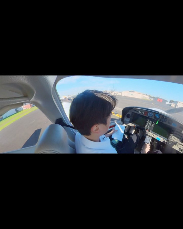 湯洛雯靚仔表弟遊西藏狂曬靚相 模特兒出身!近年考獲飛機師牌照