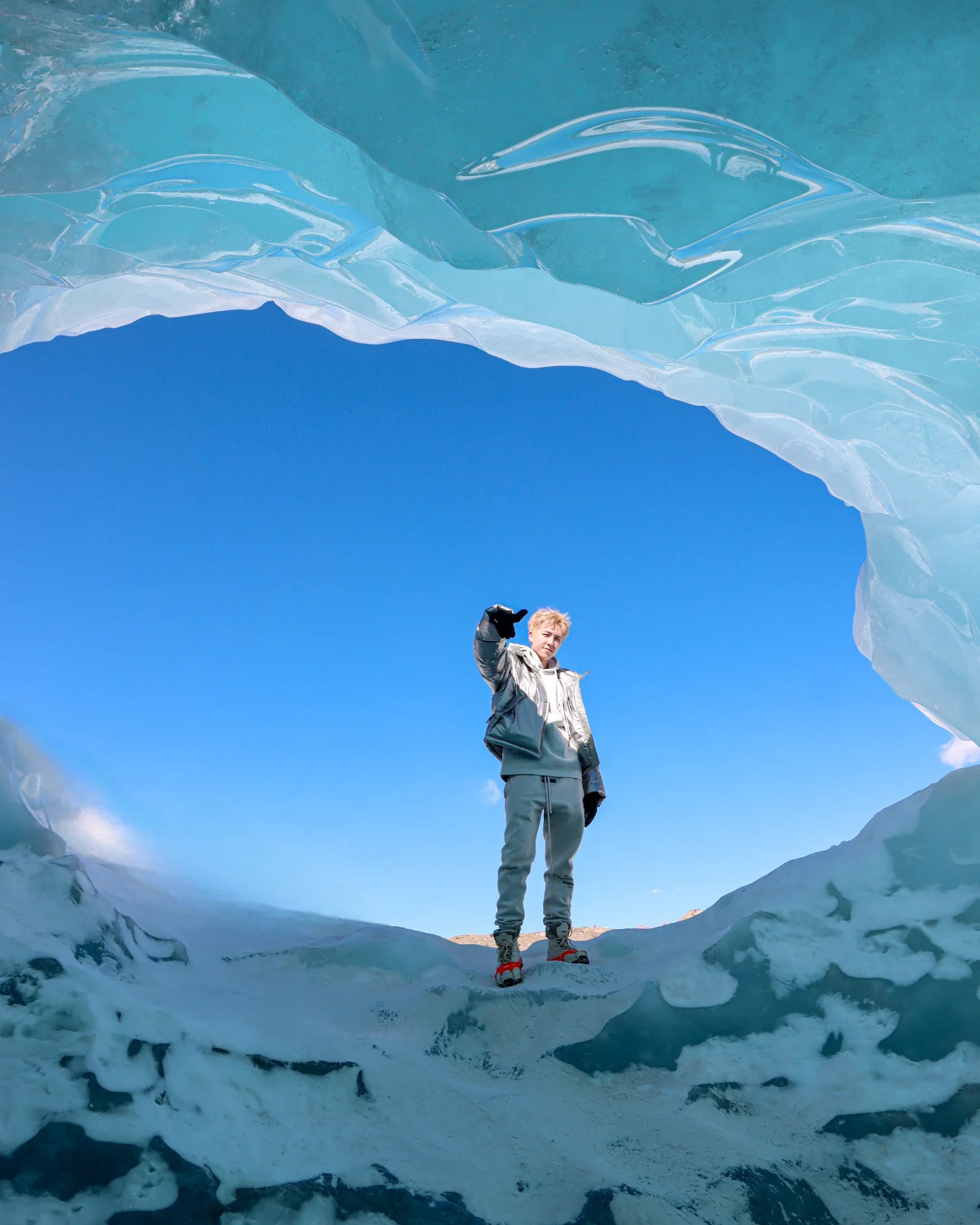 湯洛雯靚仔表弟遊西藏狂曬靚相 模特兒出身!近年考獲飛機師牌照