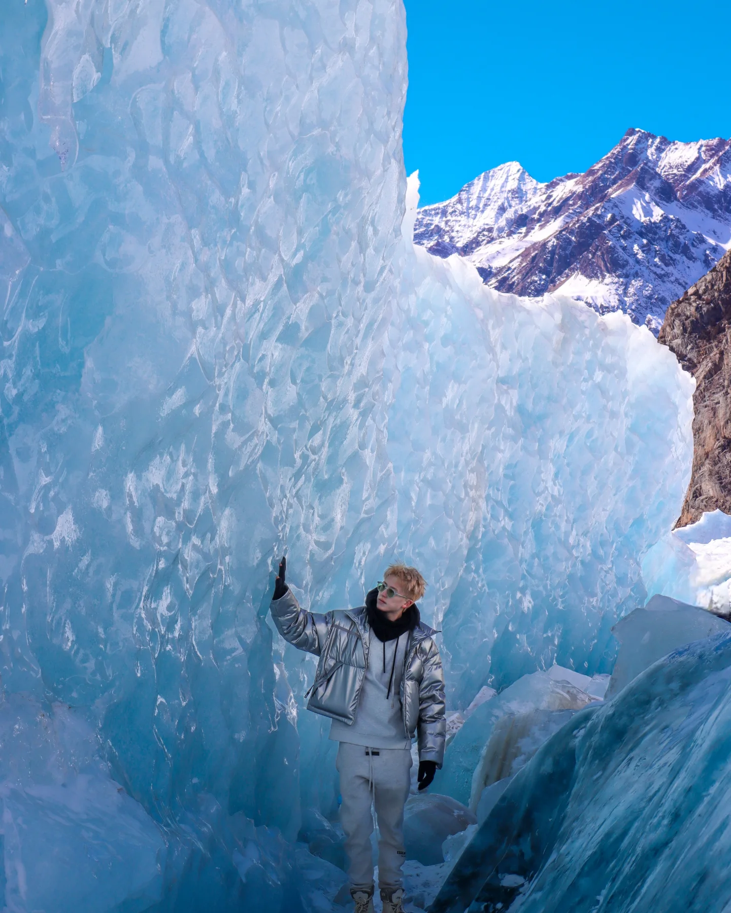 湯洛雯靚仔表弟遊西藏狂曬靚相 模特兒出身!近年考獲飛機師牌照