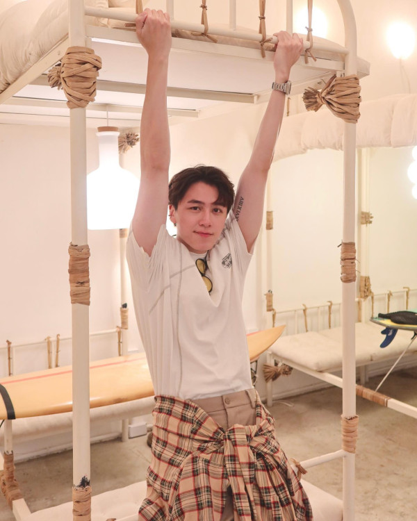 湯洛雯靚仔表弟遊西藏狂曬靚相 模特兒出身!近年考獲飛機師牌照