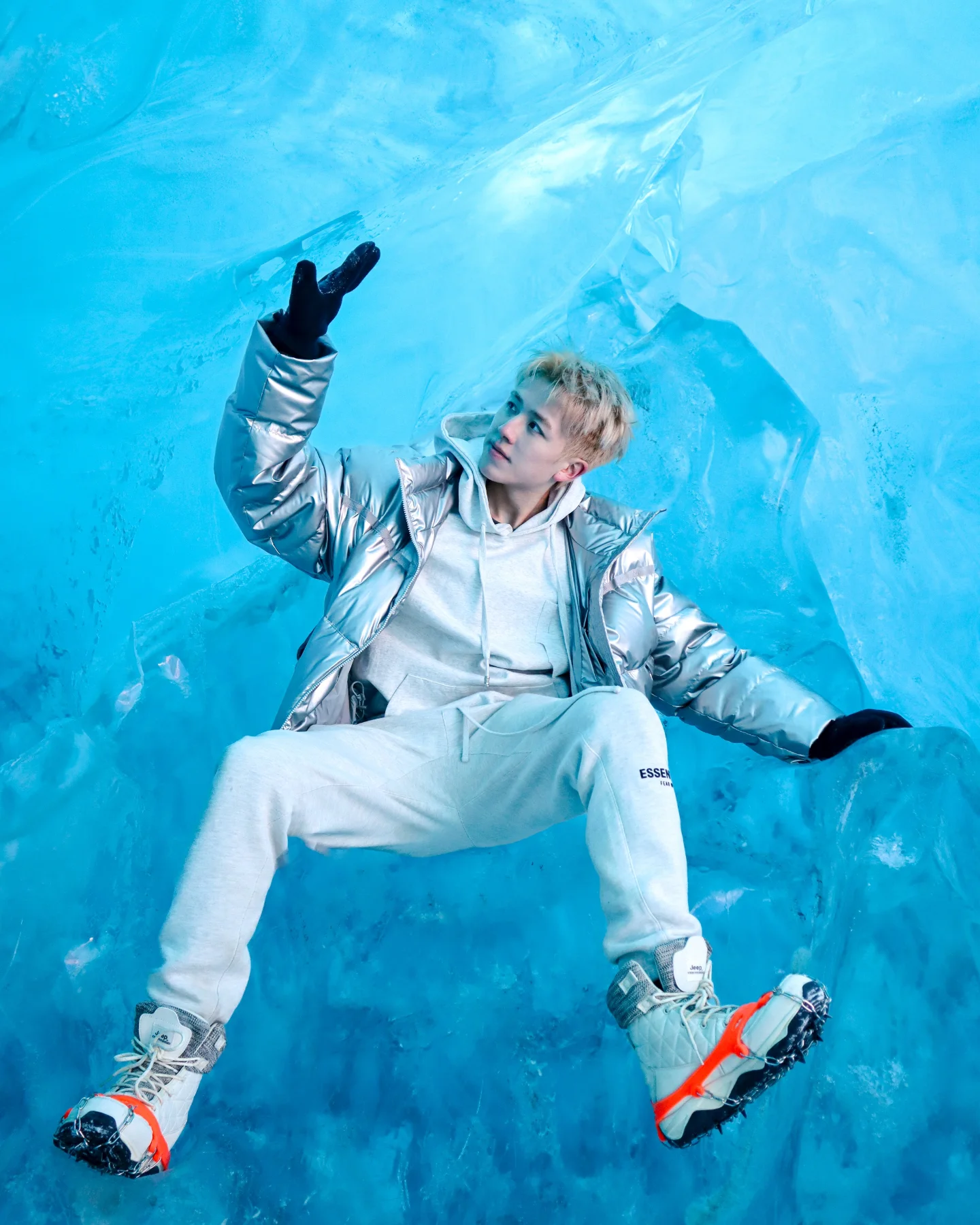 湯洛雯靚仔表弟遊西藏狂曬靚相 模特兒出身!近年考獲飛機師牌照