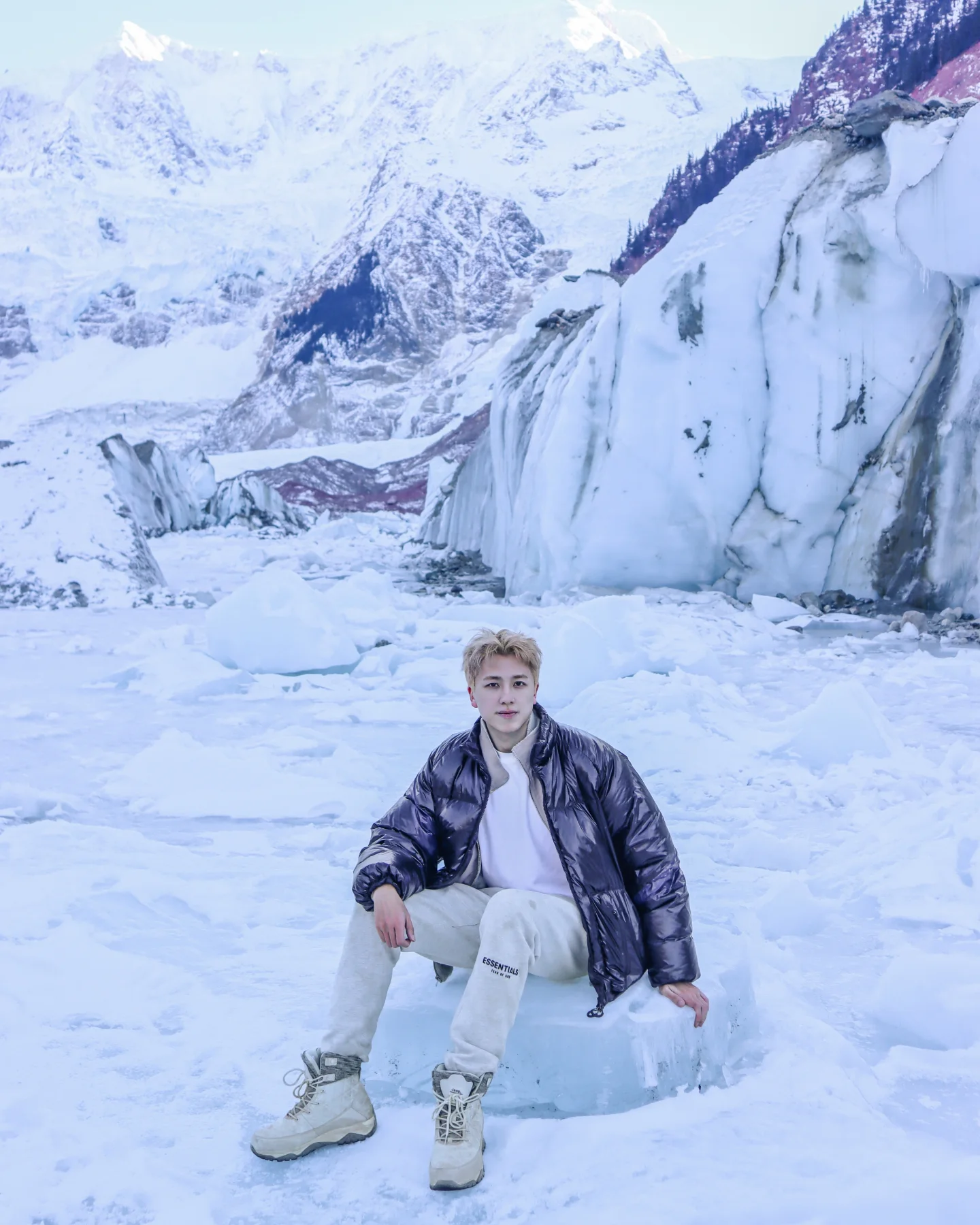 湯洛雯靚仔表弟遊西藏狂曬靚相 模特兒出身!近年考獲飛機師牌照