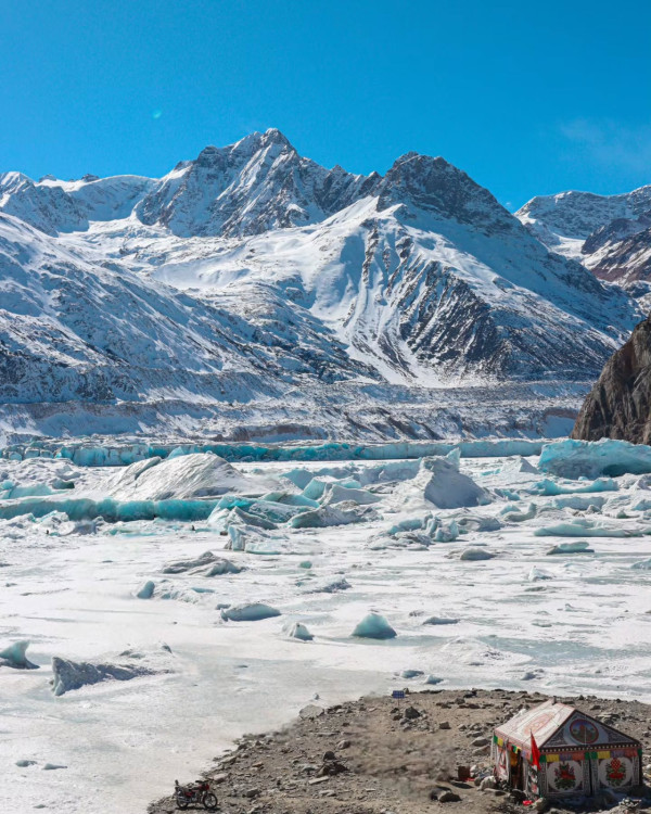 湯洛雯靚仔表弟遊西藏狂曬靚相 模特兒出身!近年考獲飛機師牌照