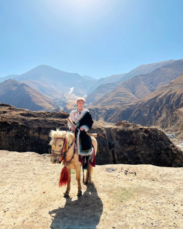 湯洛雯靚仔表弟遊西藏狂曬靚相 模特兒出身!近年考獲飛機師牌照