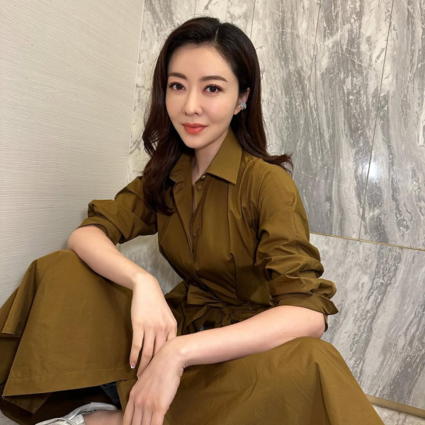 44歲熊黛林生日素顏照暴露真實歲月痕跡 郭可盈大家姐罕有露面感情好！