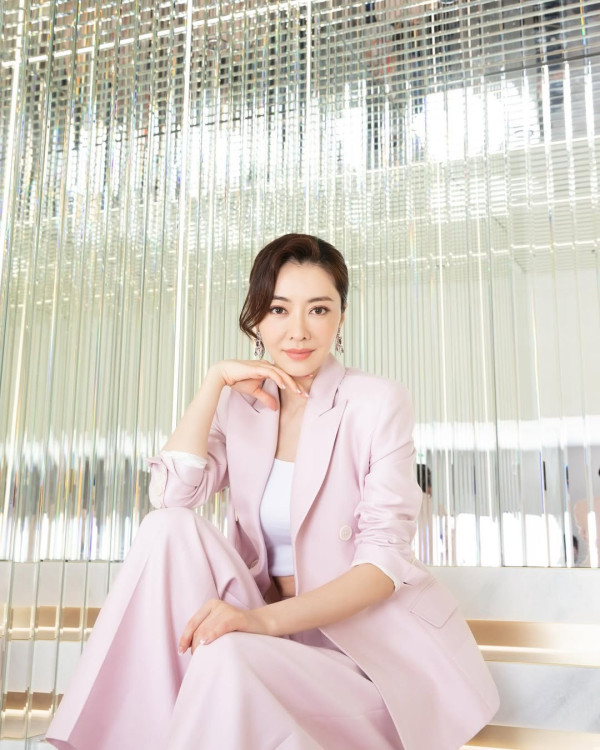 44歲熊黛林生日素顏照暴露真實歲月痕跡 郭可盈大家姐罕有露面感情好！