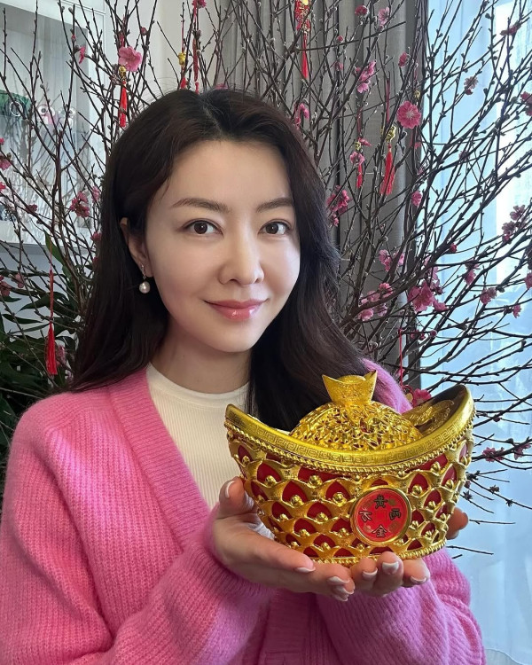 44歲熊黛林生日素顏照暴露真實歲月痕跡 郭可盈大家姐罕有露面感情好！