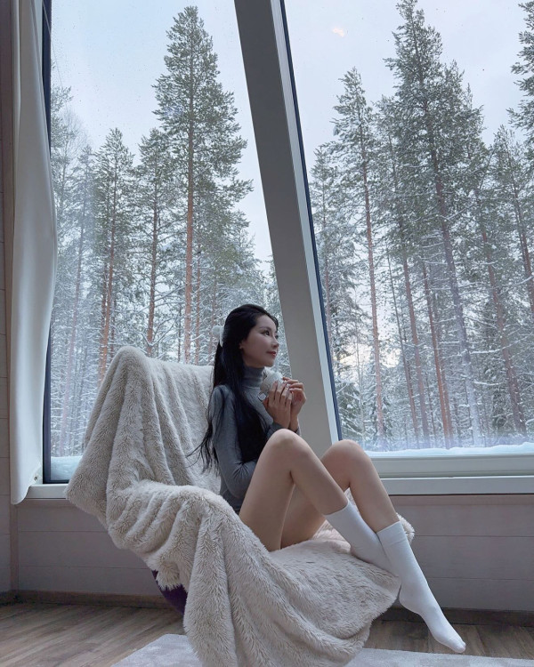 關楚耀夫妻豪住芬蘭酒店 嫩妻瘋狂打卡曬超幼筷子腳