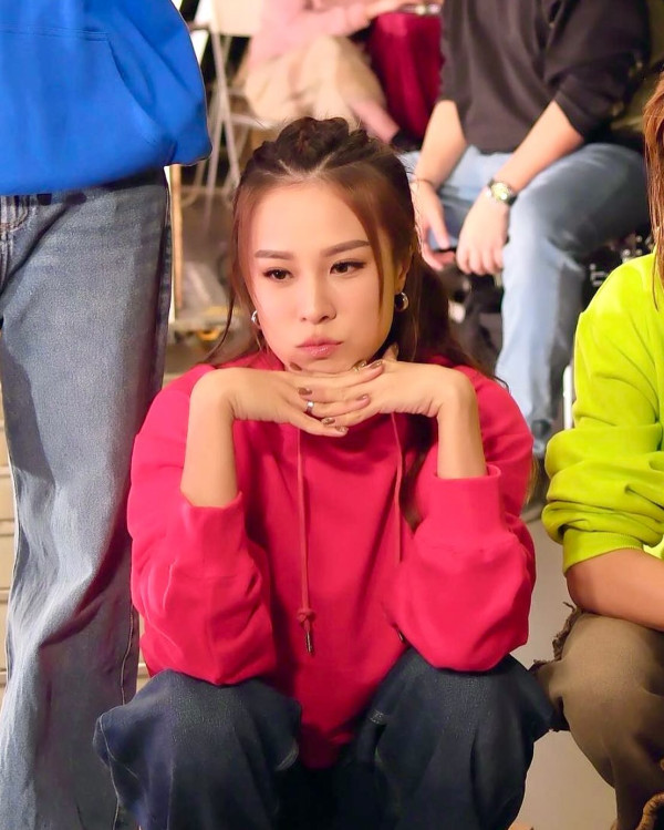 前新聞主播被迫食蜜蜂面容扭曲 一原因堅持搭12個鐘車回鄉 