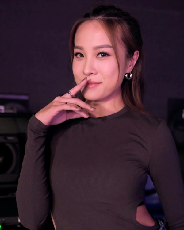 前新聞主播被迫食蜜蜂面容扭曲 一原因堅持搭12個鐘車回鄉 