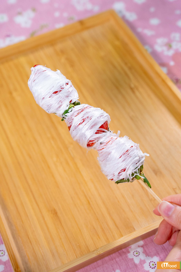 糖葫蘆食譜｜簡單3步白色情人節食譜    士多啤梨糖絲葫蘆／外脆內多汁