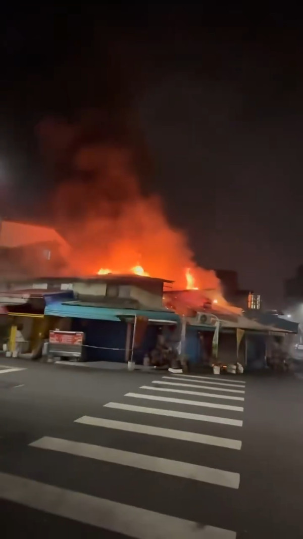 有片！台中第五市場深夜大火 多間老店被燒毀 包括60年老店「太空紅茶冰」 