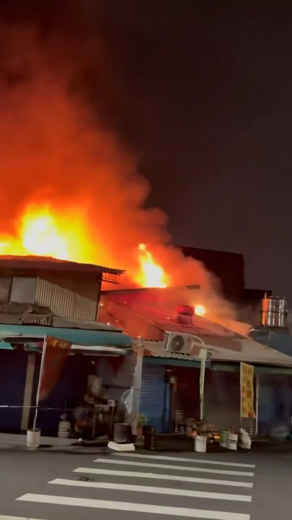 有片！台中第五市場深夜大火 多間老店被燒毀 包括60年老店「太空紅茶冰」 